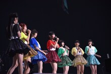 突然「お知らせがあります！」と話し始める古川未鈴（中央）。