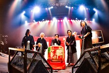 lynch.による鏡開きの様子。左から人時（サポートB）、悠介（G）、葉月（Vo）、玲央（G）、晁直（Dr）。（撮影：土屋良太）