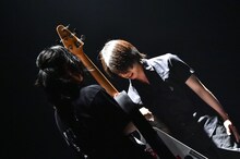 人時（サポートB）からベースを受け取る明徳（B）。（撮影：土屋良太）