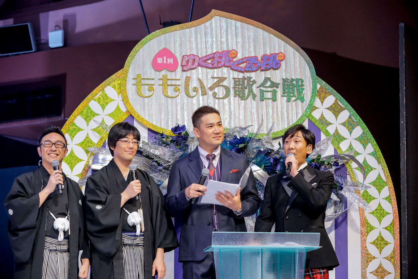 「ゆく桃くる桃 ～第1回 ももいろ歌合戦～」の様子。（Photo by HAJIME KAMIIISAKA）