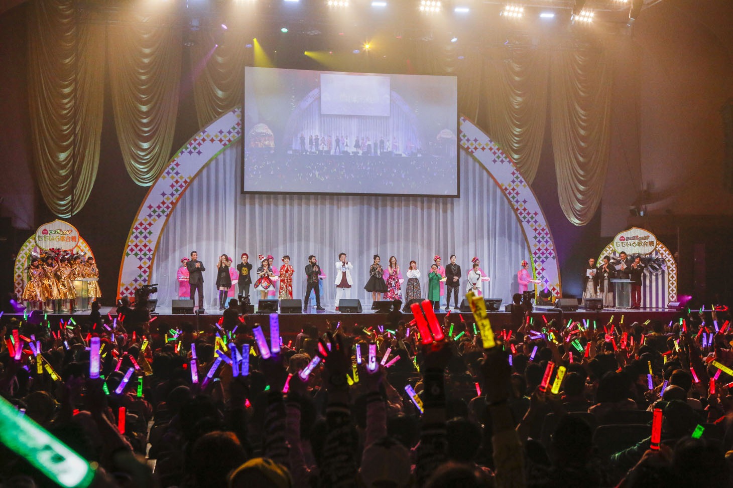 「ゆく桃くる桃 ～第1回 ももいろ歌合戦～」の様子。（Photo by HAJIME KAMIIISAKA）