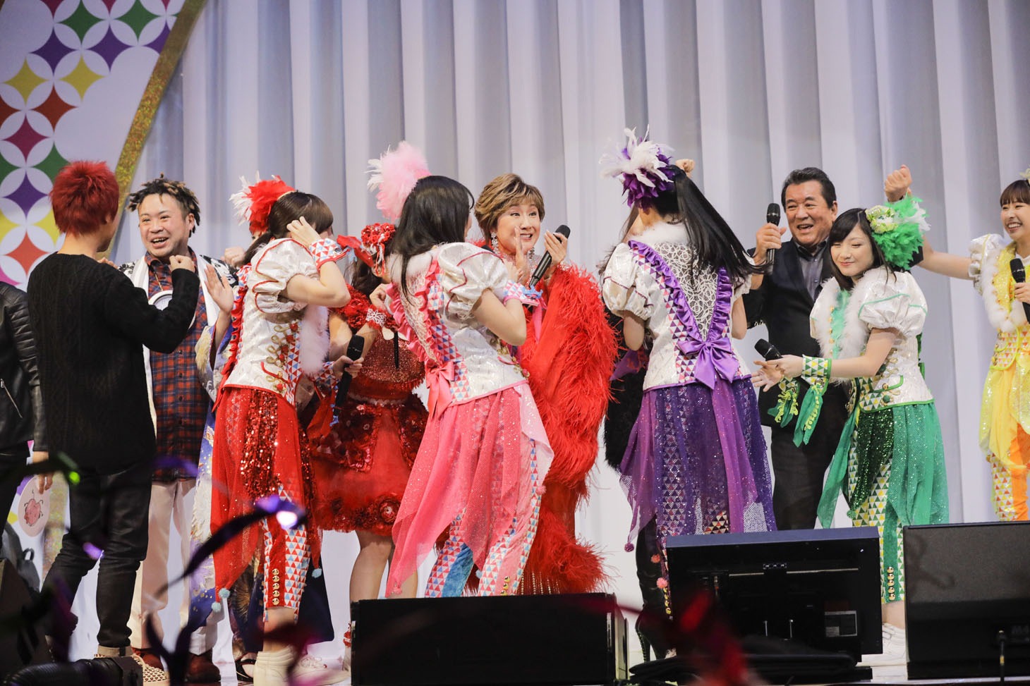 「ゆく桃くる桃 ～第1回 ももいろ歌合戦～」の様子。（Photo by HAJIME KAMIIISAKA）