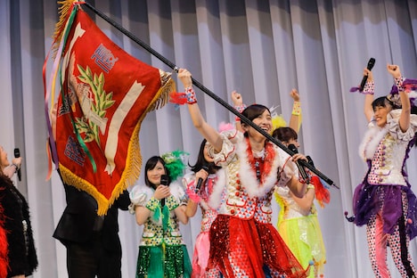 優勝旗を掲げる百田夏菜子。（Photo by HAJIME KAMIIISAKA）