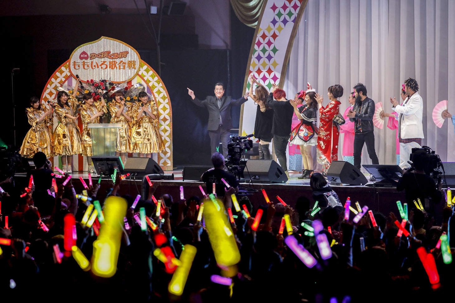 「ゆく桃くる桃 ～第1回 ももいろ歌合戦～」の様子。（Photo by HAJIME KAMIIISAKA）