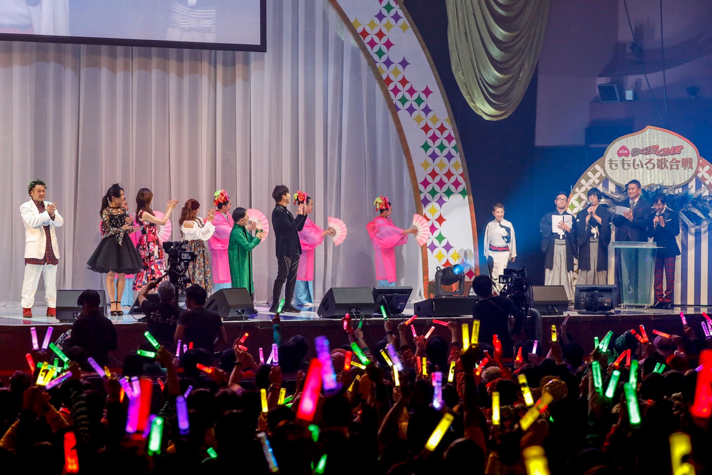 「ゆく桃くる桃 ～第1回 ももいろ歌合戦～」の様子。（Photo by HAJIME KAMIIISAKA）