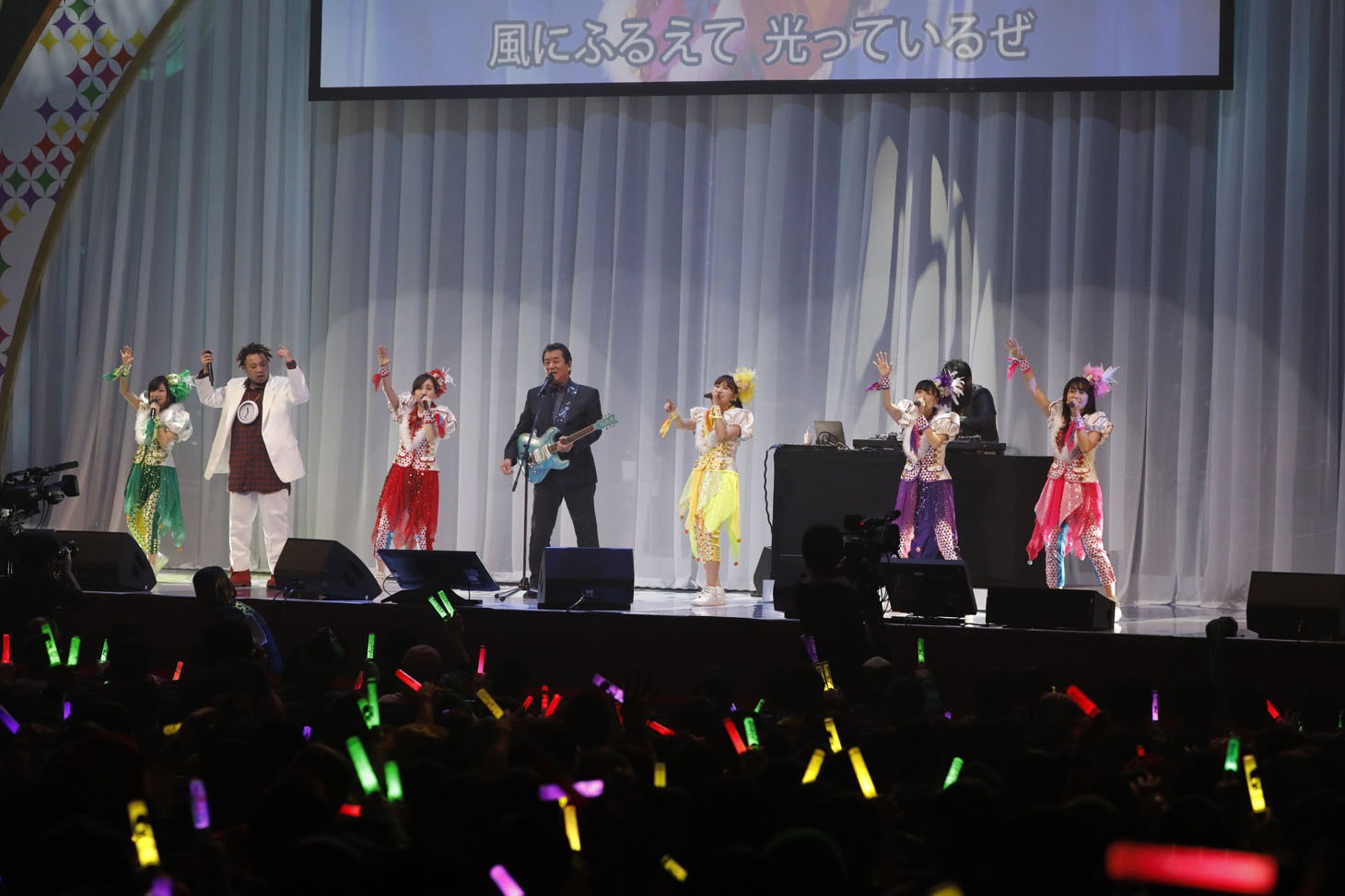 「ゆく桃くる桃 ～第1回 ももいろ歌合戦～」の様子。（Photo by HAJIME KAMIIISAKA）