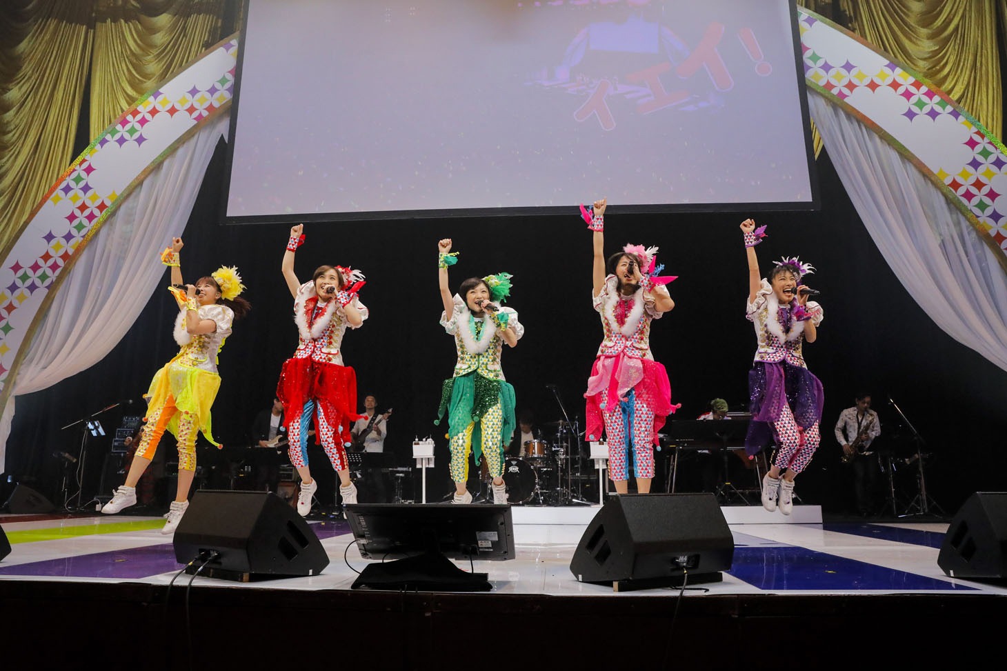 ももいろクローバーZ（Photo by HAJIME KAMIIISAKA）