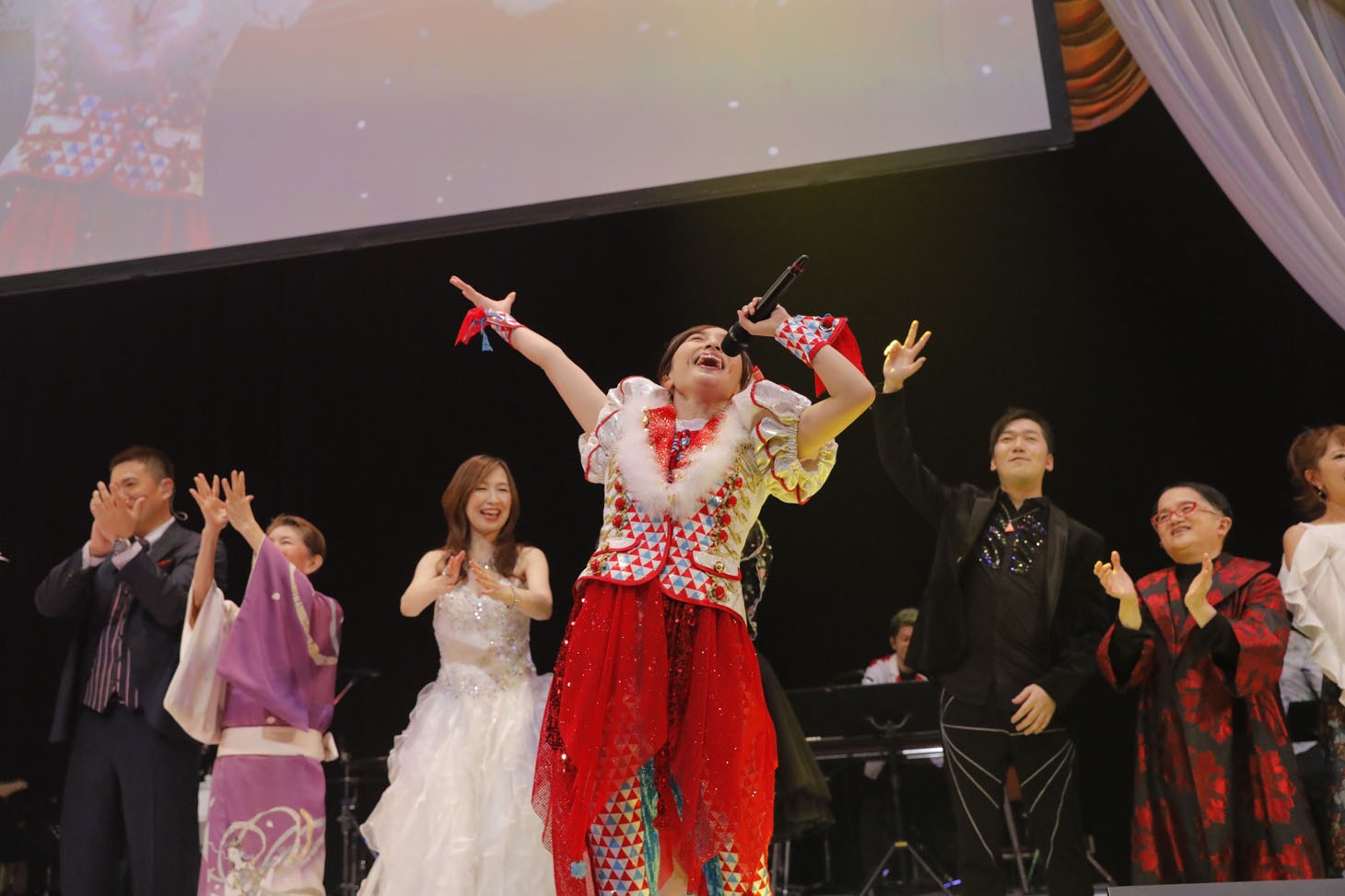 「ゆく桃くる桃 ～第1回 ももいろ歌合戦～」の様子。（Photo by HAJIME KAMIIISAKA）