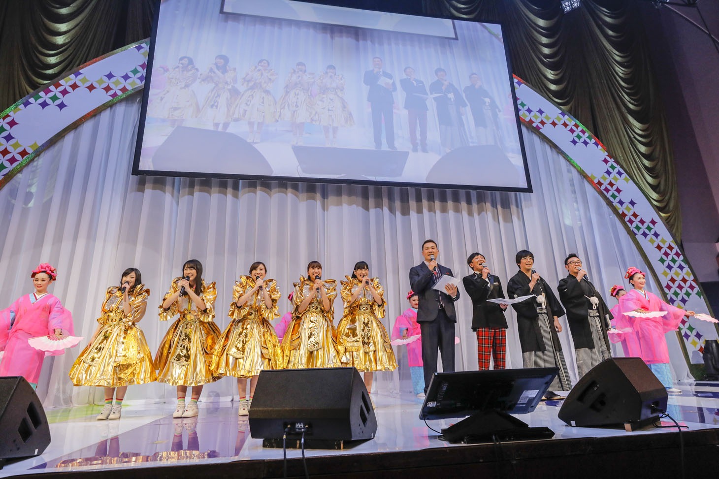 「ゆく桃くる桃 ～第1回 ももいろ歌合戦～」の様子。（Photo by HAJIME KAMIIISAKA）