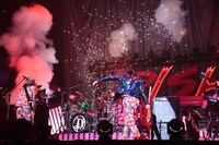 ギターを振り回す北村匠海（右）。