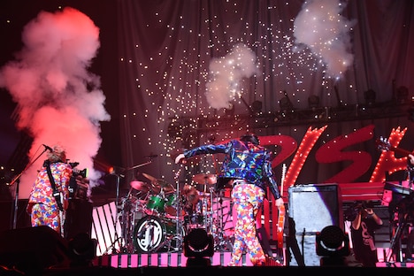 ギターを振り回す北村匠海（右）。