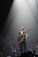 オフマイクで「猫」を歌う北村匠海。