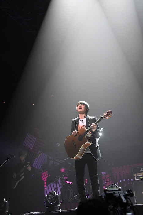 オフマイクで「猫」を歌う北村匠海。