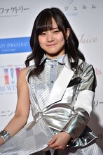 「Hello! Project 20th」の文字が入った衣装をアピールする稲場愛香。