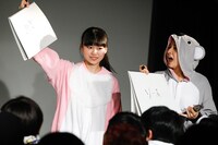 左からAI.、KAEDE.。（写真提供：エイジアプロモーション）