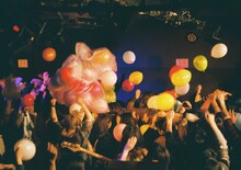 「『Time,Time,Time』発売記念ガチンコ2マンフロアライブ Helsinki Lambda Club vs. 愛はズボーン“タイマン、タイマン、タイマン!!”」の様子。（撮影：マスダレンゾ）