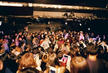 「『Time,Time,Time』発売記念ガチンコ2マンフロアライブ Helsinki Lambda Club vs. 愛はズボーン“タイマン、タイマン、タイマン!!”」の様子。（撮影：マスダレンゾ）