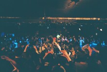 「『Time,Time,Time』発売記念ガチンコ2マンフロアライブ Helsinki Lambda Club vs. 愛はズボーン“タイマン、タイマン、タイマン!!”」の様子。（撮影：マスダレンゾ）