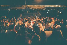 「『Time,Time,Time』発売記念ガチンコ2マンフロアライブ Helsinki Lambda Club vs. 愛はズボーン“タイマン、タイマン、タイマン!!”」の様子。（撮影：マスダレンゾ）