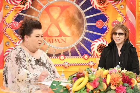 左からマツコ・デラックス、YOSHIKI(X JAPAN)。(c)TBS