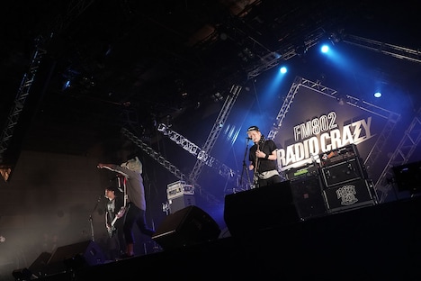 Tokyo Tanaka（MAN WITH A MISSION）がゲスト参加した10-FEETのライブの様子。（写真提供：FM802）
