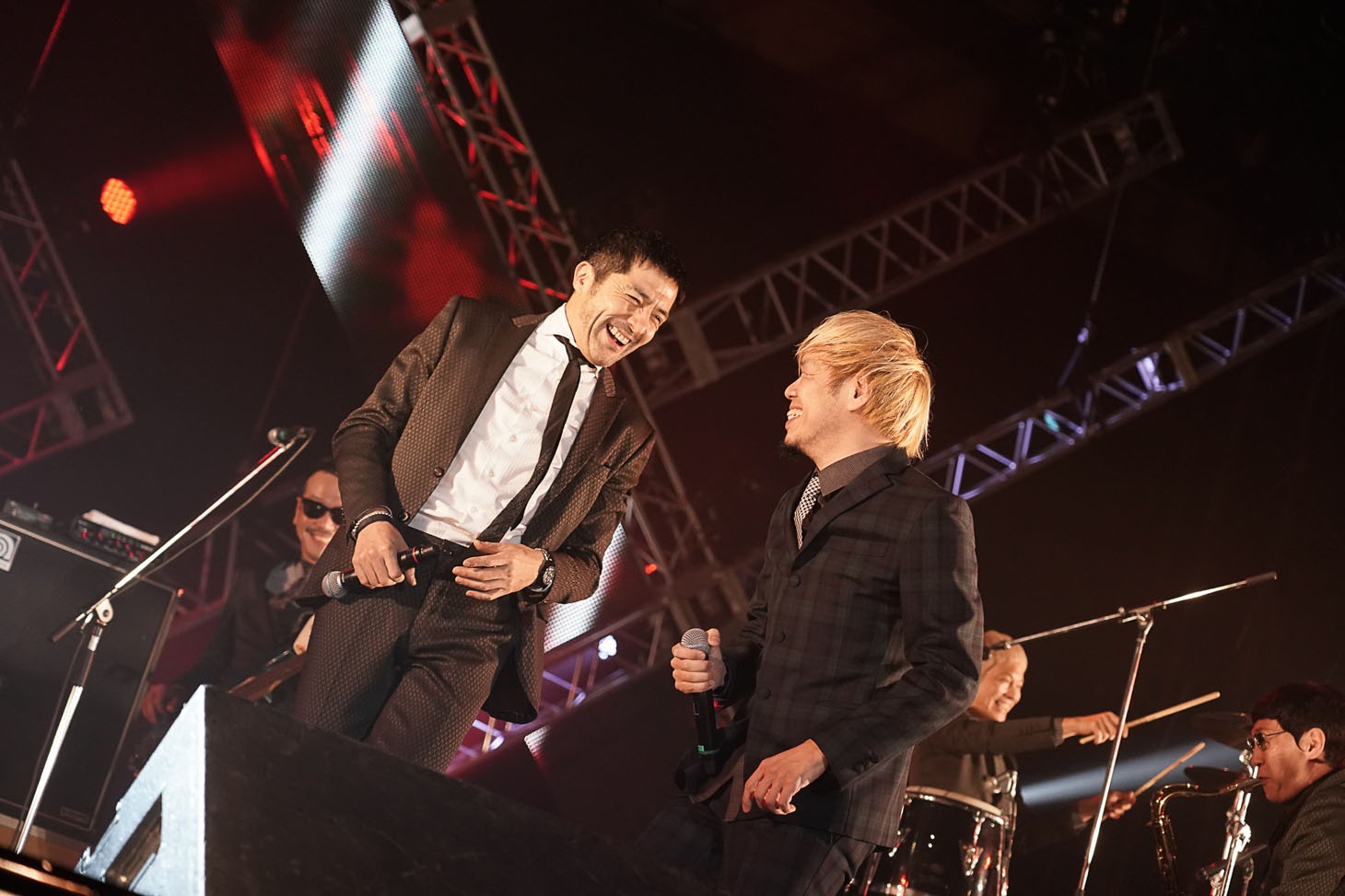 谷中敦（東京スカパラダイスオーケストラ）とTAKUMA（10-FEET）。（写真提供：FM802）