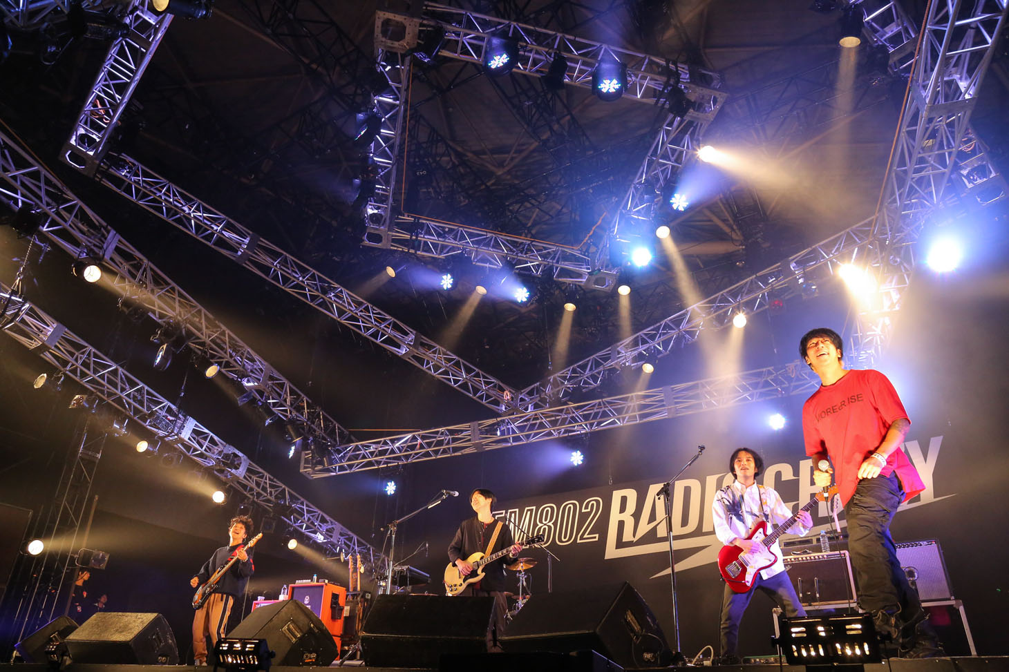細美武士（MONOEYES）がゲスト参加したストレイテナーのライブの様子。（写真提供：FM802）