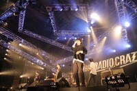 菅原卓郎（9mm Parabellum Bullet）がゲスト参加したストレイテナーのライブの様子。（写真提供：FM802）