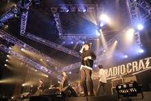 菅原卓郎（9mm Parabellum Bullet）がゲスト参加したストレイテナーのライブの様子。（写真提供：FM802）