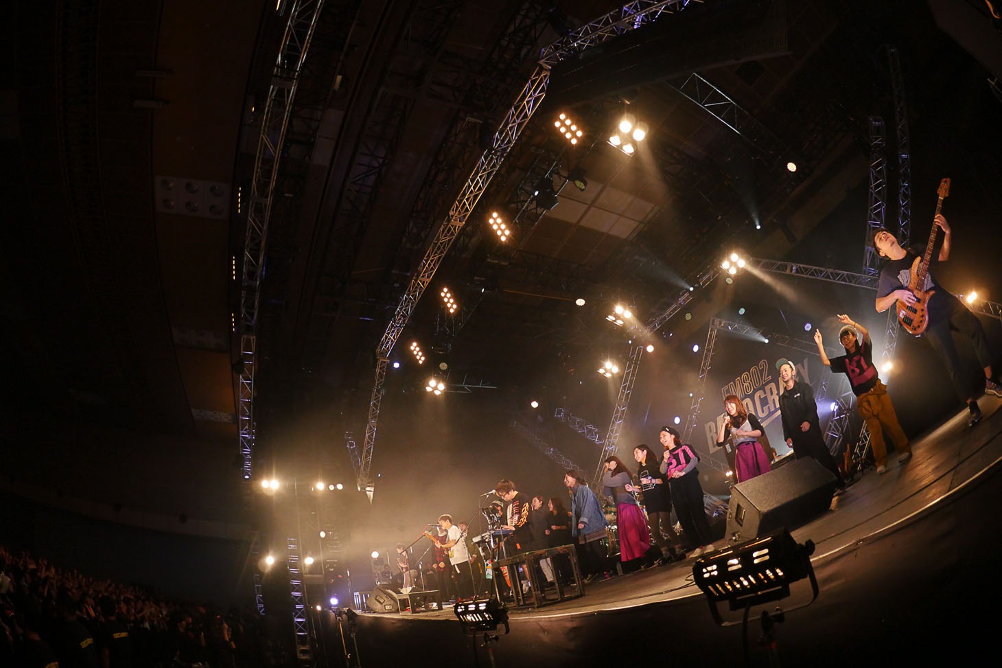 FM802のDJ陣を迎えたキュウソネコカミのライブの様子。（写真提供：FM802）