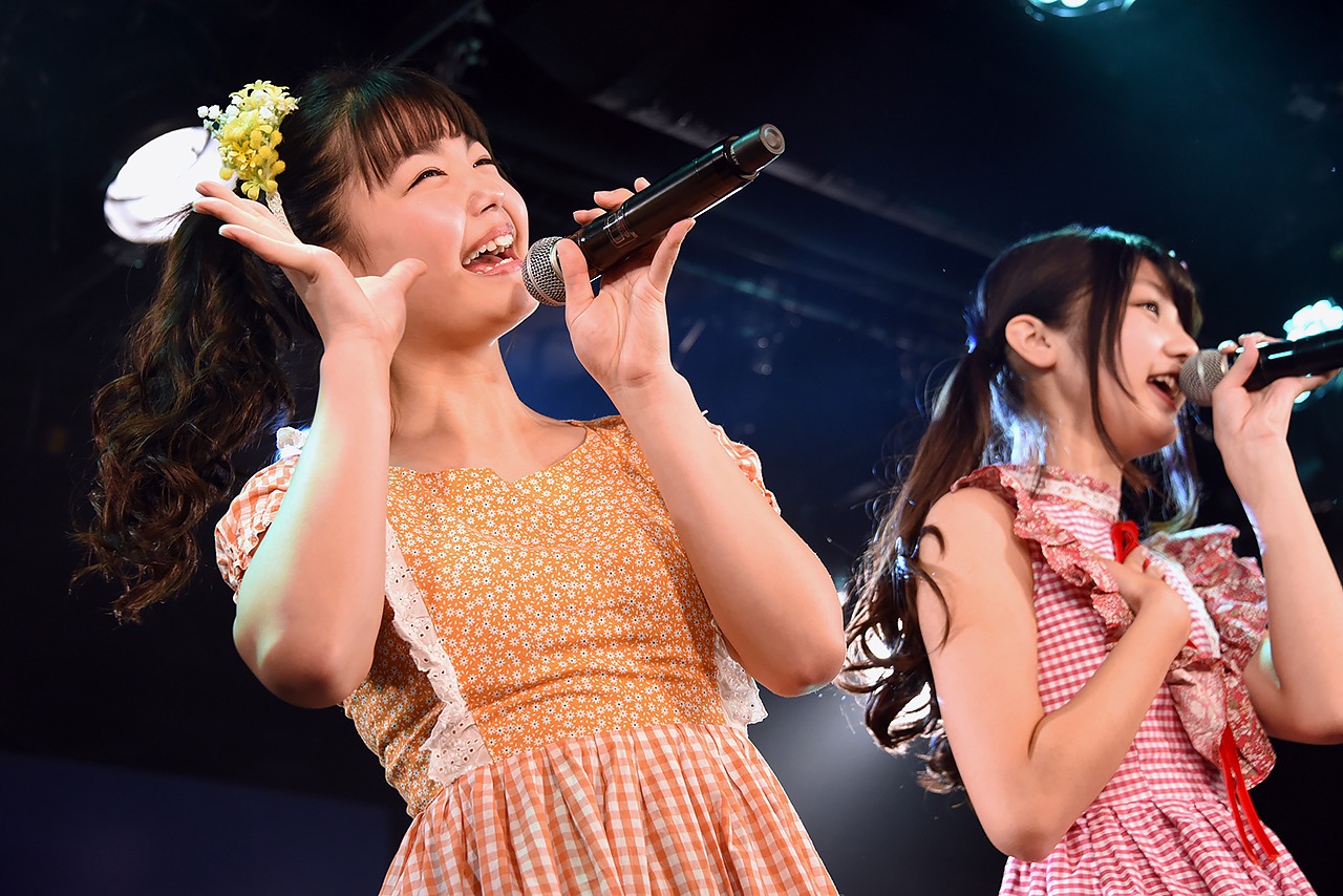 左から我妻桃実、阿部かれん。