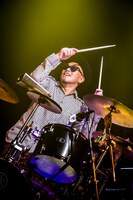 H ZETT KOU（Dr）（Photo by Hiroki Nishioka）