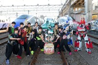 出陣式で鏡割りを行うBOYS AND MENとシンカリオン。 (c)プロジェクト シンカリオン・JR-HECWK/超進化研究所・TBS ※撮影許可を得た場所で撮影しています