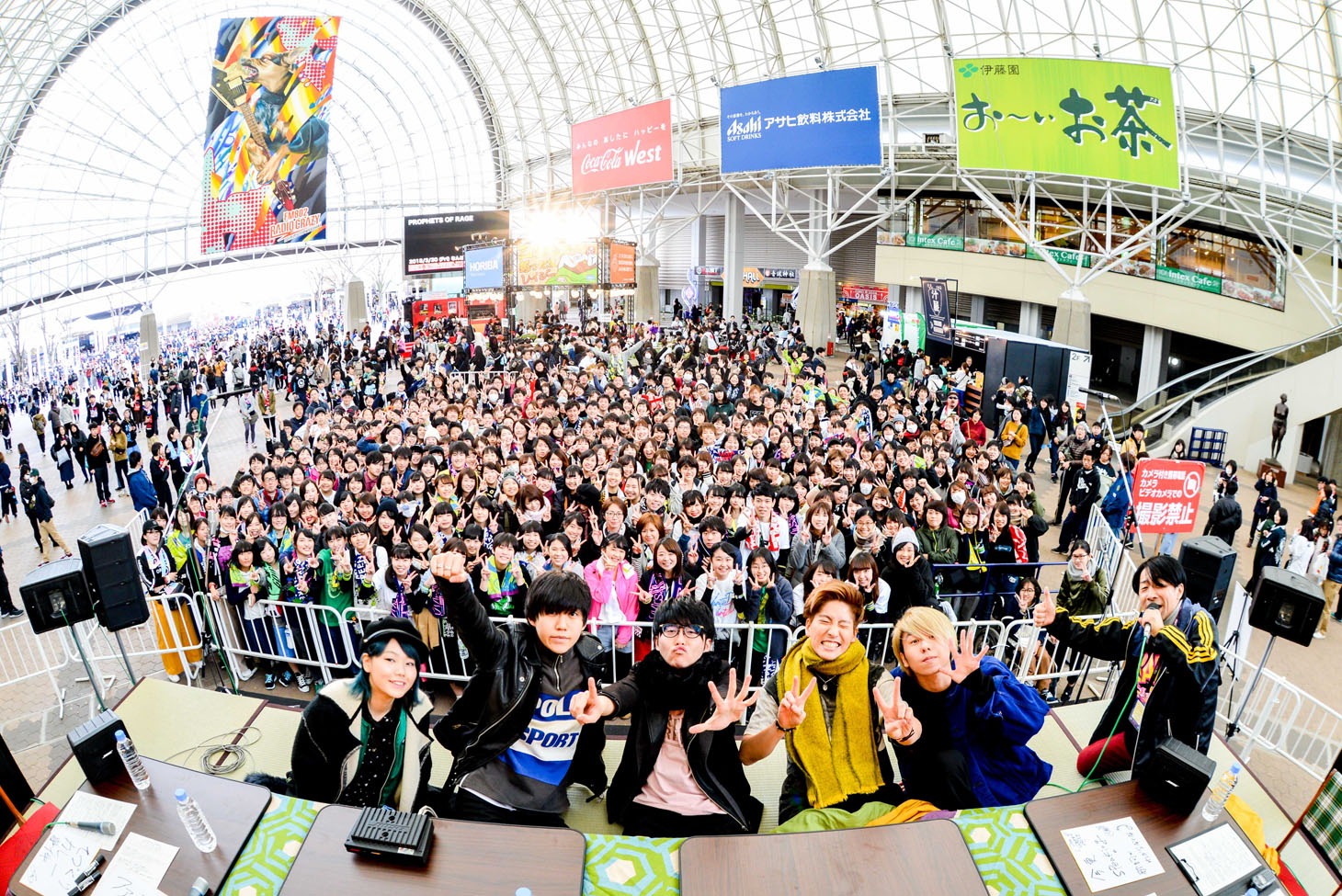 Mrs. GREEN APPLE、浅井博章（DJ）と来場者。（写真提供：FM802）