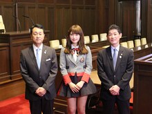 左から大橋一功大阪府議会議長、渋谷凪咲（NMB48）、奴井和幸大阪府議会副議長。