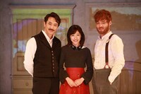 左からキム・テフン、渡辺麻友、イ・ジュンヒョク。(c)フジテレビ