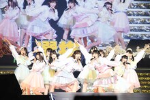AKB48「渡辺麻友卒業コンサート～みんなの夢が叶いますように～」のワンシーン。