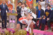 サンシャイン池崎に卍固めをかける須田亜香里（SKE48）。(c)日本テレビ