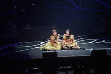 「サドンデス」のダンスバトルで最終戦を争った星名美怜（左）と柏木ひなた（右）。