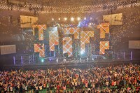 金テープが舞う日本武道館。