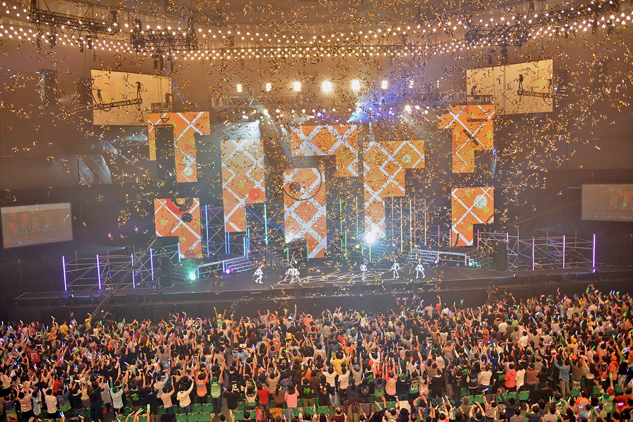 金テープが舞う日本武道館。