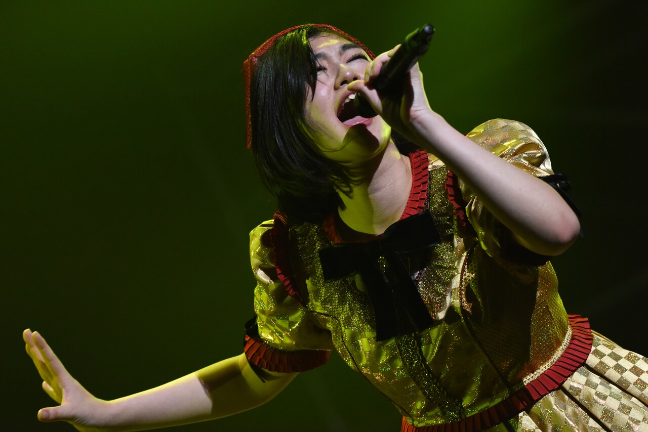 エビ中　小林歌穂 明るくポーズを決める小林歌穂（右）と仲村悠菜 - 「エビ中」が新曲