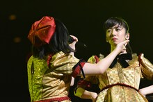 小林歌穂（左）にされるがままで微動だにしない真山りか（右）。