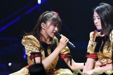 「サドンデス」のダンスバトルで最終戦を争った星名美怜（左）と柏木ひなた（右）。