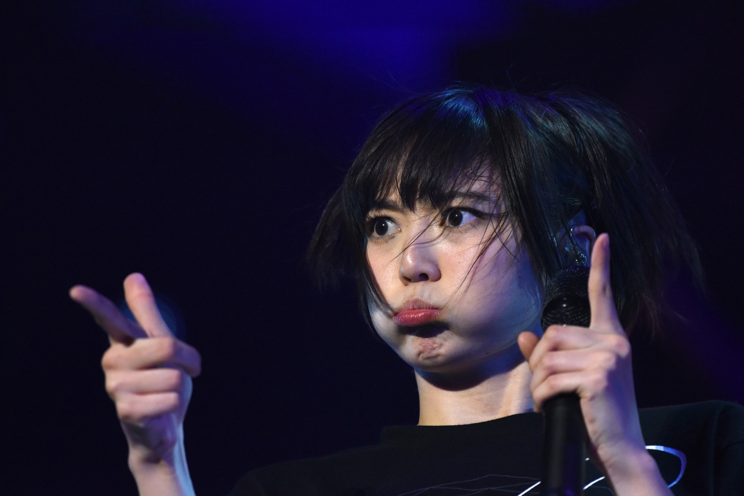 安本彩花