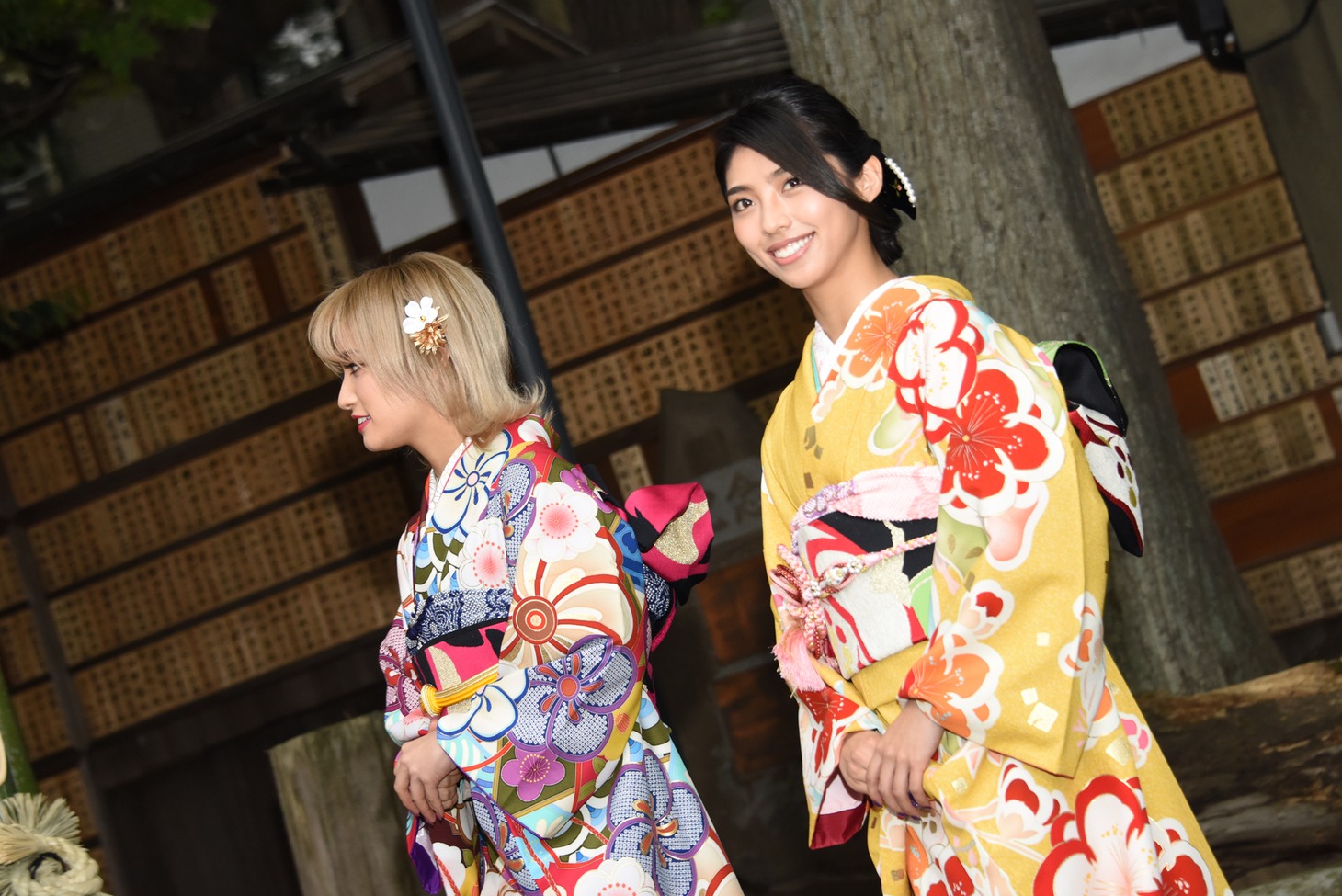 奥からYURINO、SAYAKA。