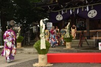 参詣するE-girls。