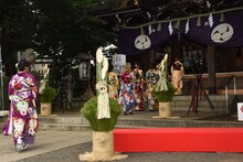 参詣するE-girls。