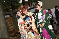 奥から坂東希、須田アンナ、山口乃々華。