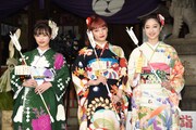 新成人の山口乃々華、須田アンナ、坂東希。